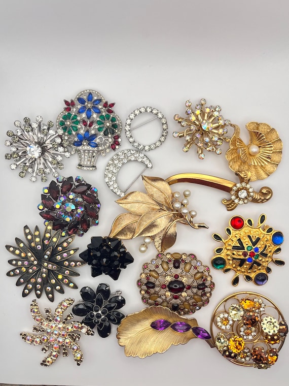 Set of 17 Brooches - Signed & Unsigned - image 2
