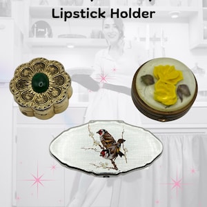Puede incluir: Un conjunto de tres recipientes vintage: un frasco de perfume dorado con un centro verde, un pastillero con un diseño floral amarillo y un portador de lápiz labial plateado con una ilustración de pájaro. El texto dice "Set of 3 Vintage Perfume Container, Pill Box, and Lipstick Holder."