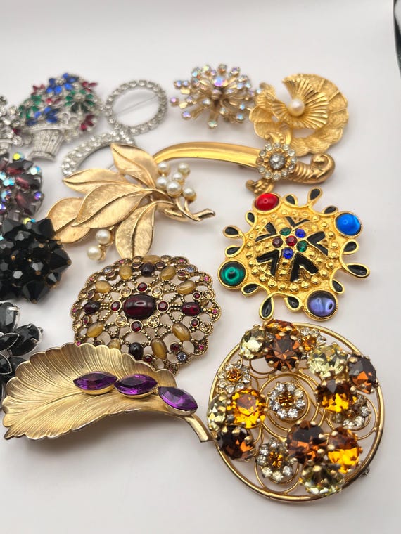 Set of 17 Brooches - Signed & Unsigned - image 3