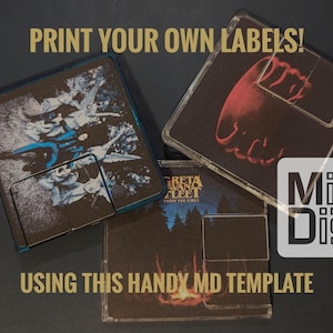 Puede incluir: Tres estuches de mini disco con etiquetas impresas. Las etiquetas presentan diferentes diseños, incluyendo la portada de un álbum de un grupo y una foto de una persona. El texto "¡IMPRIME TUS PROPIAS ETIQUETAS!" y "UTILIZA ESTA PRÁCTICA PLANTILLA MD" está impreso en la imagen. El texto "Mini Disc" está impreso en un cuadro blanco con un contorno negro.