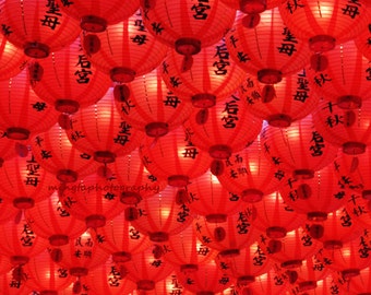 Großes rotes Glück - Rote Laternen Frühling chinesische Schriftzeichen Kanji Glück Mazu Tempel Geschenk für Mama Fine Art Print 20x20