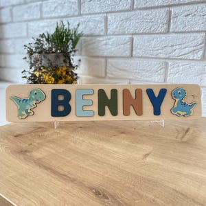 Personalisiertes Dinosaurier Namenspuzzle: Umweltfreundliches Holzspielzeug