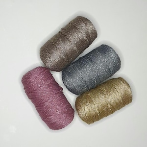 Glittrigt 3 mm polyestermakramésnöre, stick- och virkgarn