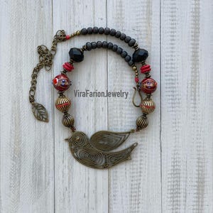 Collier oiseau : perles vénitiennes et céramiques, style ethnique