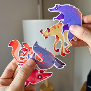 Odd Beast Aufkleber || Fantasy Tier Vinyl Sticker || Schräge Geschöpfe || Wasserfest || Laptop Sticker || Fuchs-Bär Hyäne Opossum Robbe