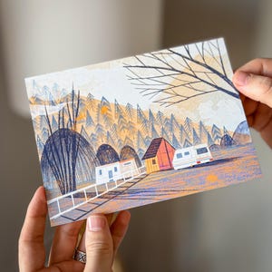 森のキャンプ場のポストカード || 屋外の風景 || トレーラーパークのアートプリント || 自然のイラスト || 旅行用文房具 || キャビンのポストカード