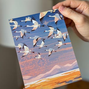 Zugkraniche Kunstpostkarte | Sonnenuntergang Berg Illustration | Folk Natur Druck von Dan Gartman