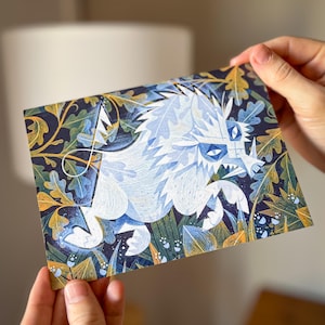 Carte postale esprit sanglier - Sanglier blanc mythique dans la forêt - Carte artistique de Dan Gartman