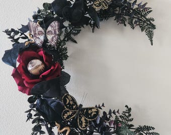 Moon wreath, wire, dark floral
