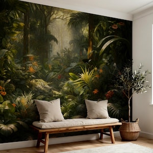 Op de afbeelding: Een grote muurschildering die een weelderige, gedetailleerde junglescène weergeeft met levendig groen gebladerte, oranje bloemen en een gevoel van diepte. Onder de muurschildering staat een houten bank met twee beige kussens. Rechts staat een kleine boom in een gevlochten mand.