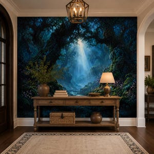 Könnte beinhalten: Ein detailliertes Wandbild einer mystischen Waldszene mit hellem Licht, das durch die Bäume scheint. Unter dem Wandbild befindet sich ein Holztisch mit einer Lampe, Büchern und dekorativen Gegenständen. Ein geflochtener Korb und eine Vase stehen auf dem Tisch.