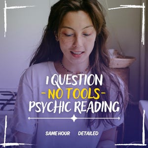 Może przedstawiać: Kobieta w białej koszulce z napisem "I QUESTION - NO TOOLS - PSYCHIC READING". Tekst jest w fioletowo-żółtej kolorystyce. Słowa "SAME HOUR" i "DETAILED" znajdują się na dole.