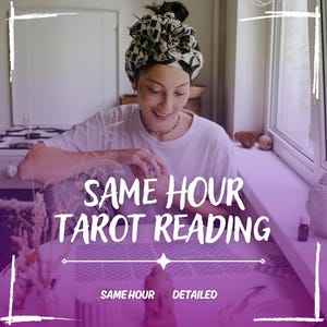 Może przedstawiać: Osoba w białej koszulce i czarno-białej chuście na głowie uśmiecha się, patrząc na karty tarota. Tekst "SAME HOUR TAROT READING" jest wyświetlany dużymi białymi literami. Widoczne są również słowa "SAME HOUR" i "DETAILED".