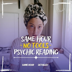 Può includere: Una donna con un foulard a motivi bianco e nero guarda la telecamera. Il testo "SAME HOUR - NO TOOLS - PSYCHIC READING" è scritto in lettere gialle su sfondo bianco. Il testo "SAME HOUR DETAILED" è scritto in lettere bianche su sfondo blu.