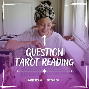 Könnte beinhalten: Eine Person mit weißem T-Shirt und gemustertem Kopftuch lächelt, während sie eine Tarot-Lesung durchführt. Der Text auf dem Bild lautet "1 QUESTION TAROT READING" mit "SAME HOUR" und "DETAILED" darunter.