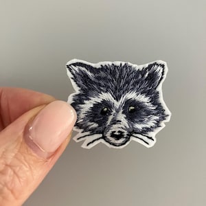 Kleiner Waschbär Aufnäher, Mini Aufnäher, Waschbär Aufbügler, Veganer Kleber, besticktes Aufbügelbild, Abzeichen, , Tiere, nature, wildlife