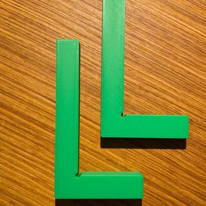 Puede incluir: Dos soportes de esquina en forma de L de plástico verde.