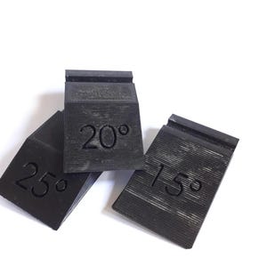 Peut inclure: Trois blocs d'angle en plastique noir avec les chiffres 20, 15 et 25 degrés imprimés dessus.