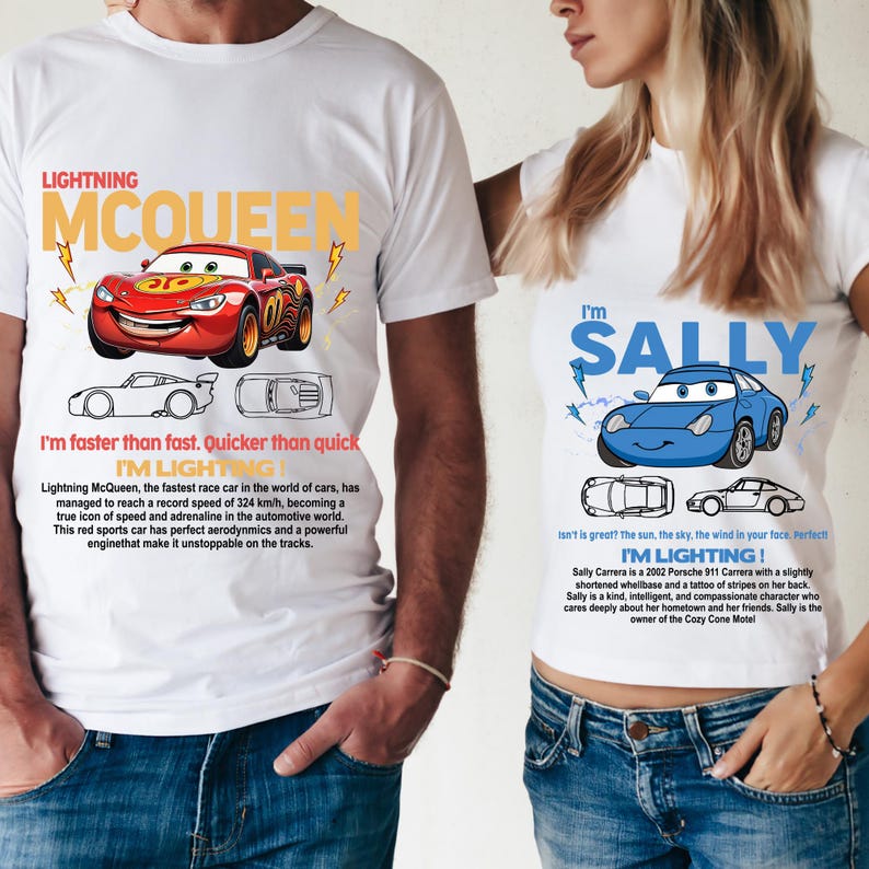 Może przedstawiać: Dwie białe koszulki z grafiką kresk&oacute;wkowych samochod&oacute;w. Czerwona koszulka przedstawia Złotego Zająca, czerwony samoch&oacute;d wyścigowy z tekstem "Lightning McQueen" i "I'm faster than fast. Quicker than quick I'M LIGHTING!" Niebieska koszulka przedstawia Sally Carrera, niebieski samoch&oacute;d z tekstem "I'm Sally" i "Isn't is great? The sun, the sky, the wind in your face, Perfect I'M LIGHTING!"