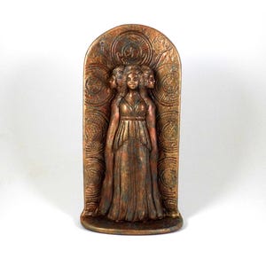 Estatua de la diosa griega Hécate Escultura de cerámica hecha a mano