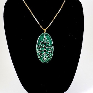 Grünes Eichenblatt Amulett Anhänger Keramik