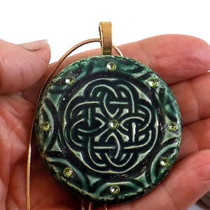 Collana con ciondolo a nodo celtico in ceramica fatta a mano