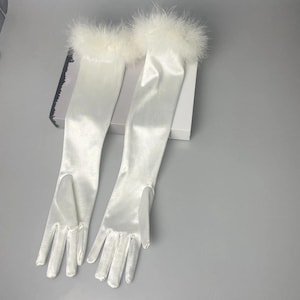 Långa vintagehandskar i elfenbensfärgad satin med maraboufjädermanschetter, brudhandskar