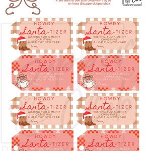 Può includere: Bigliettini regalo natalizi stampabili a tema Western. I bigliettini presentano la scritta "HOWDY Santa-TIZER" con uno stivale da cowboy e un cappello da Babbo Natale. I bigliettini sono rossi e beige con un motivo a quadretti.