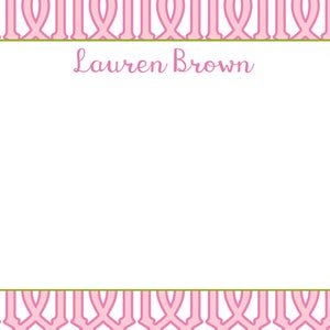 Op de afbeelding: Een witte kaart met een groene rand en een roze traliewerkpatroon. De tekst "Lauren Brown" is in roze cursief gedrukt bovenaan de kaart.