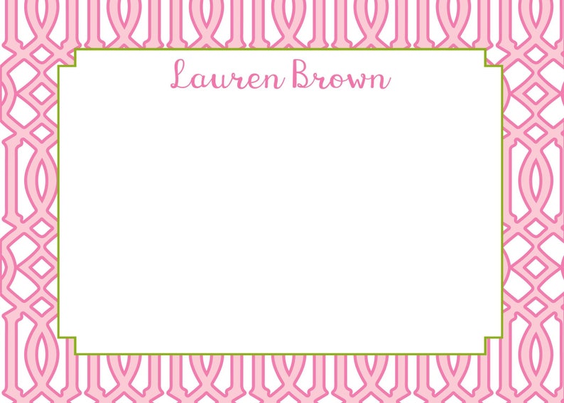 Op de afbeelding: Een witte kaart met een groene rand en een roze traliewerkpatroon. De tekst "Lauren Brown" is in roze cursief gedrukt bovenaan de kaart.