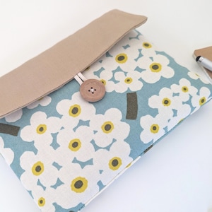 アジサイ パッド入り スマホクラッチ - iPhone 16 およびそれ以前のモデル、Galaxy S24、Pixel 9 Pro に対応 (カスタムフィット)