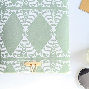 Capa para tablet Teepee | Capa protetora acolchoada | Design fofo verde-sálvia