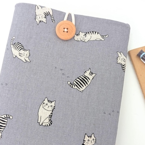 Housse pour iPhone, iPhone 16 / 15 / 14 / 13 / 12 / 11 / XS Pro, Max Plus, taille personnalisée, coque de téléphone rembourrée - Chats faisant la sieste et jouant