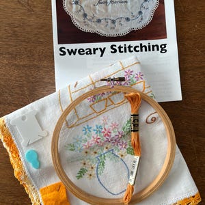Sweary Stitching STICKEREI-SET: ""fuck fascism"" auf einem Vintage-Stoff (mehrfarbiger Blumenwagen) plus Zubehör & Anleitung - 976."