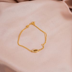 Pulsera minimalista Nazar para mujer, elaborada en plata de ley 925 con baño de oro, elegante diseño de ojo para un regalo sutil de encanto y estilo
