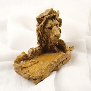 Handmade Lion Ashtray: Mythic Decor for Smokers, Colors Available