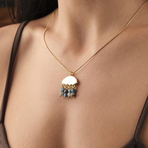 Collier pendentif goutte d&#39;apatite fait main, motif demi-lune plaqué or avec pendentifs en pierres précieuses bleues naturelles, bijoux célestes de style vintage