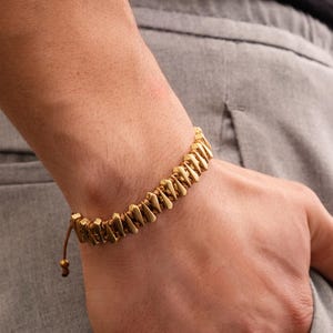 Pulsera de bronce para hombre con cordón rojo, ajuste ajustable, diseño martillado llamativo con patrones inspirados en la mitología antigua, regalo perfecto para él