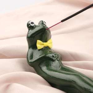 Exotischer Grüner Ruhender Frosch Räucherstäbchenhalter, Einzigartiges Meditations Zubehör | Authentisches Dekor, inklusive Räucherstäbchen
