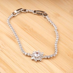 Silber Tennis Armband mit eleganter Blume und Smaragd Charme hypoallergene zierliche Tennis Kette Leichtes italienisches Schloss |  Geschenk für Frauen