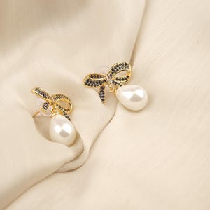 Handgemachte vergoldete Fliegen-Bolzen-Ohrringe, elegantes Tropfen-Design mit Faux-Perle, schick und femininer Retro-Look, einzigartiges Geschenk für Frauen