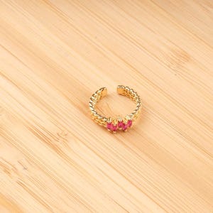 Minimaler Smaragd-Rosa-Stein-Ring für Frauen, vergoldeter einstellbarer Mode-Ring, zierliches Ketten-inspirierter eleganter Schmuck Geschenk für sie