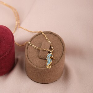 Collar con colgante de caballito de mar morado, un clásico minimalista para el verano, hecho en latón con delicadeza, un regalo encantador para mujer.