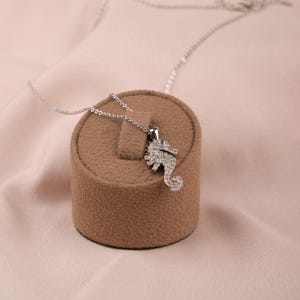 Collana minimal in argento con cavalluccio marino e perline, realizzata in ottone, cura delicata, gioielli primaverili ed estivi, regalo per donna.