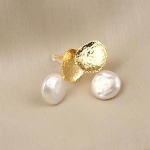 Handgemachte vergoldete Ohrstecker mit echter Süßwasserperle, antik aussehendes Dome Design, elegantes künstlerisches minimales Schmuck Geschenk für sie
