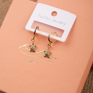 Créoles dorées tortue, breloque estival minimaliste en laiton, bijoux d'entretien doux qui apportent de l'énergie océanique, cadeau pour femme