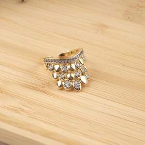 Anillo de corona de reina chapado en oro con esmeraldas estilo baguette, ajustable, hipoalergénico, delicado y elegante, de inspiración real. Regalo para ella.