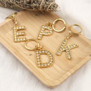 Llavero con monograma dorado y piedras brillantes, dije para bolso con inicial personalizada, accesorio dorado personalizado, llavero brillante.