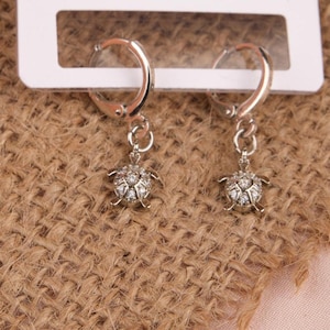 Créoles tortue en argent, bijoux minimalistes inspirés de l'océan en laiton, pour les femmes qui brillent en été, entretien délicat