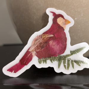 Adesivo de Cardeal de Flor Prensada – Homenageando os Entes Queridos com o Toque da Natureza